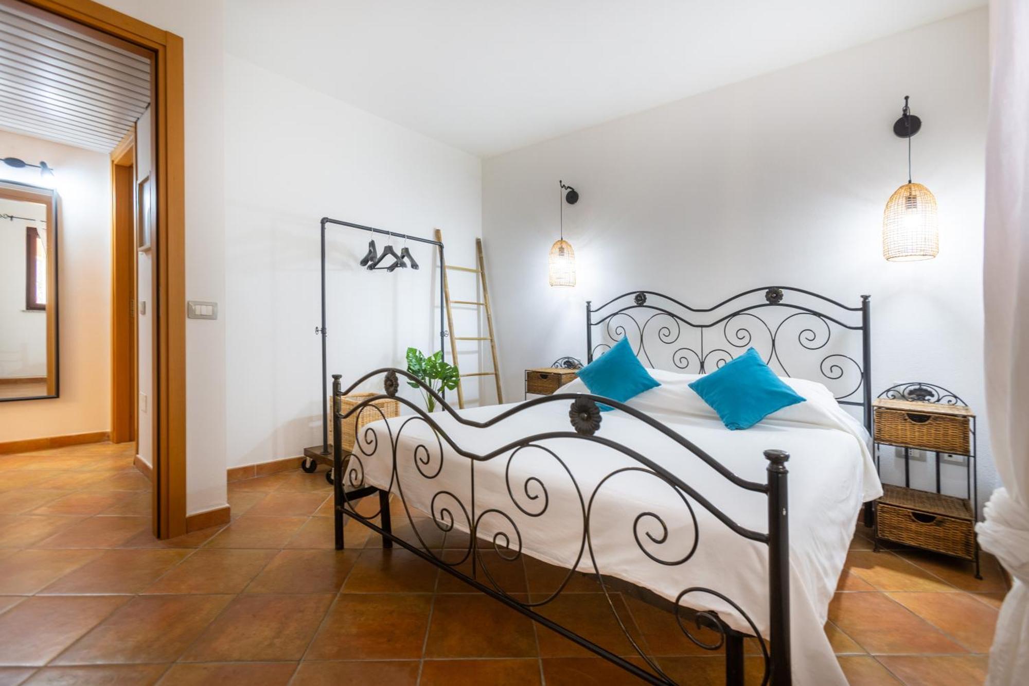 Aetos Home With Shared Swimming Pool - Porto Pino Hill Экстерьер фото